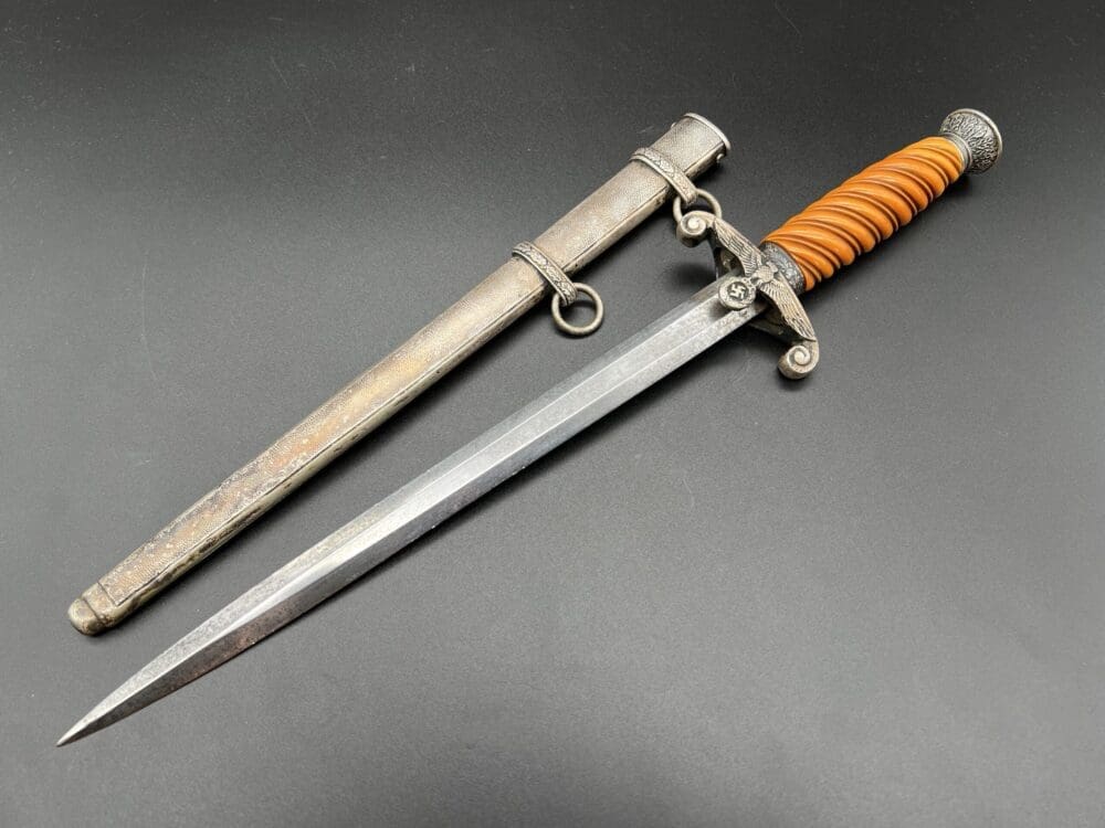 Early slender grip Army dagger by Alcoso