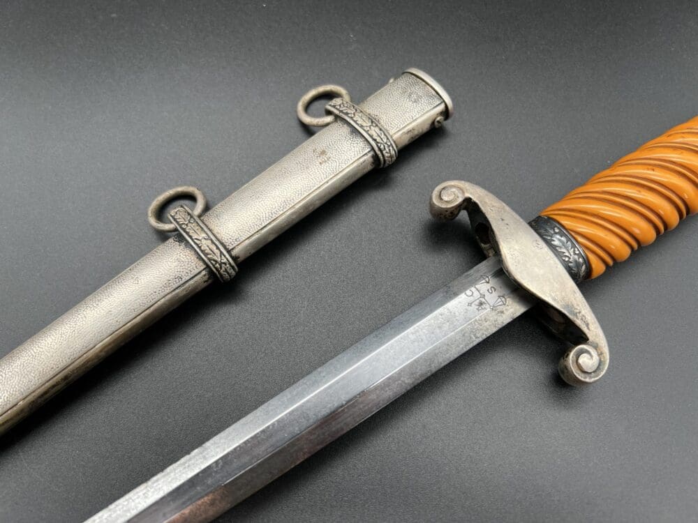 Early slender grip Army dagger by Alcoso - Image 10